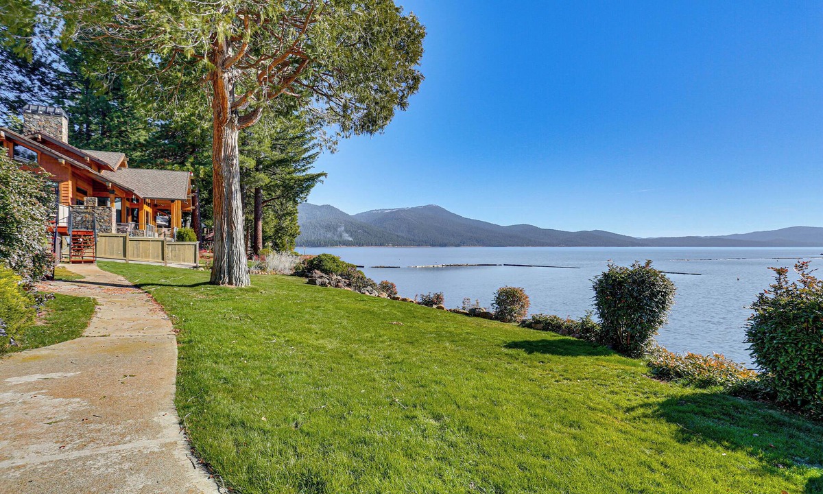 Peninsula Village Condo | Private Boat Slip & Views: Lake Almanor Getaway!