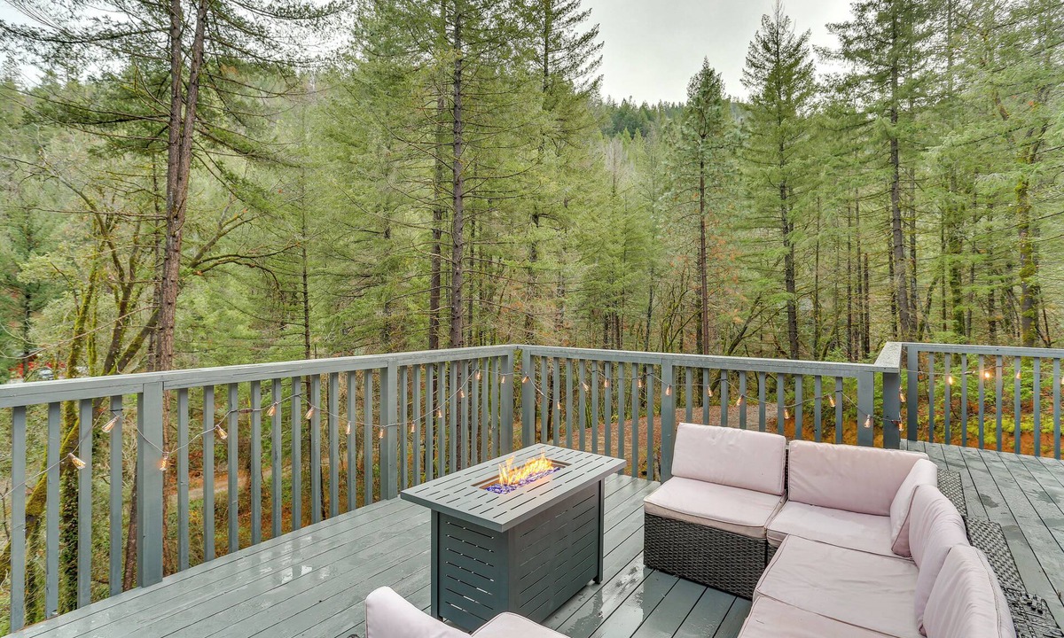 Lakehead Cabin | Private Cabin w/Forest Views & Grill in Lakehead!