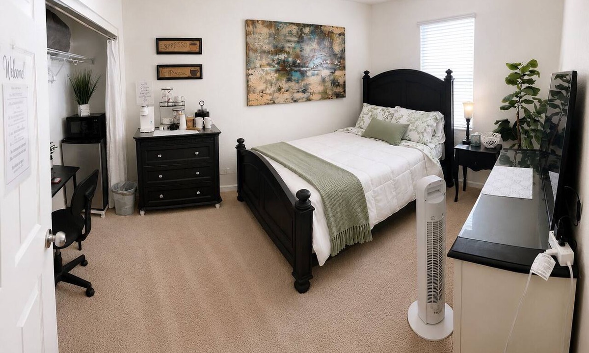 Tracy House | Private Cozy Queen Suite with Private Bathroom!