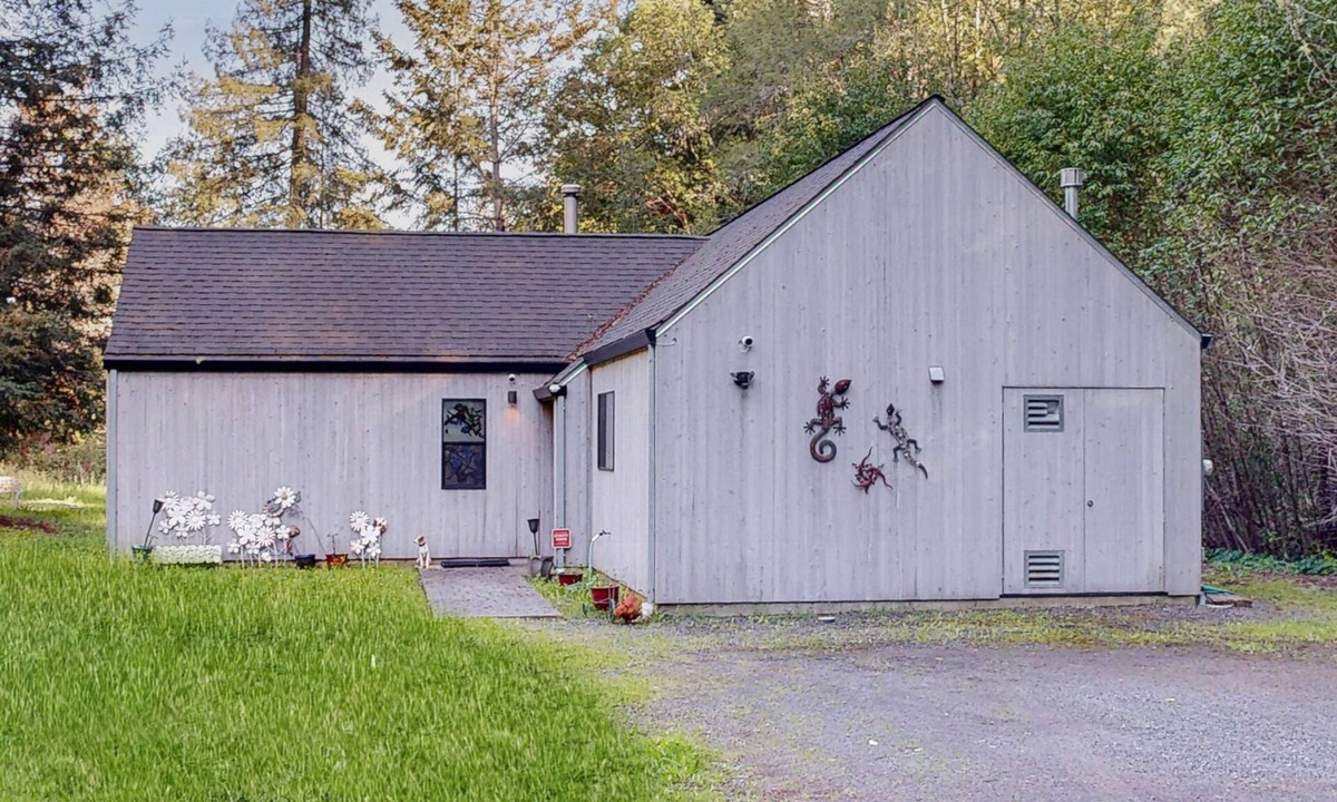Freestone House | Private creekside oasis on 6 acres with furnished patio & bonus sleeping den