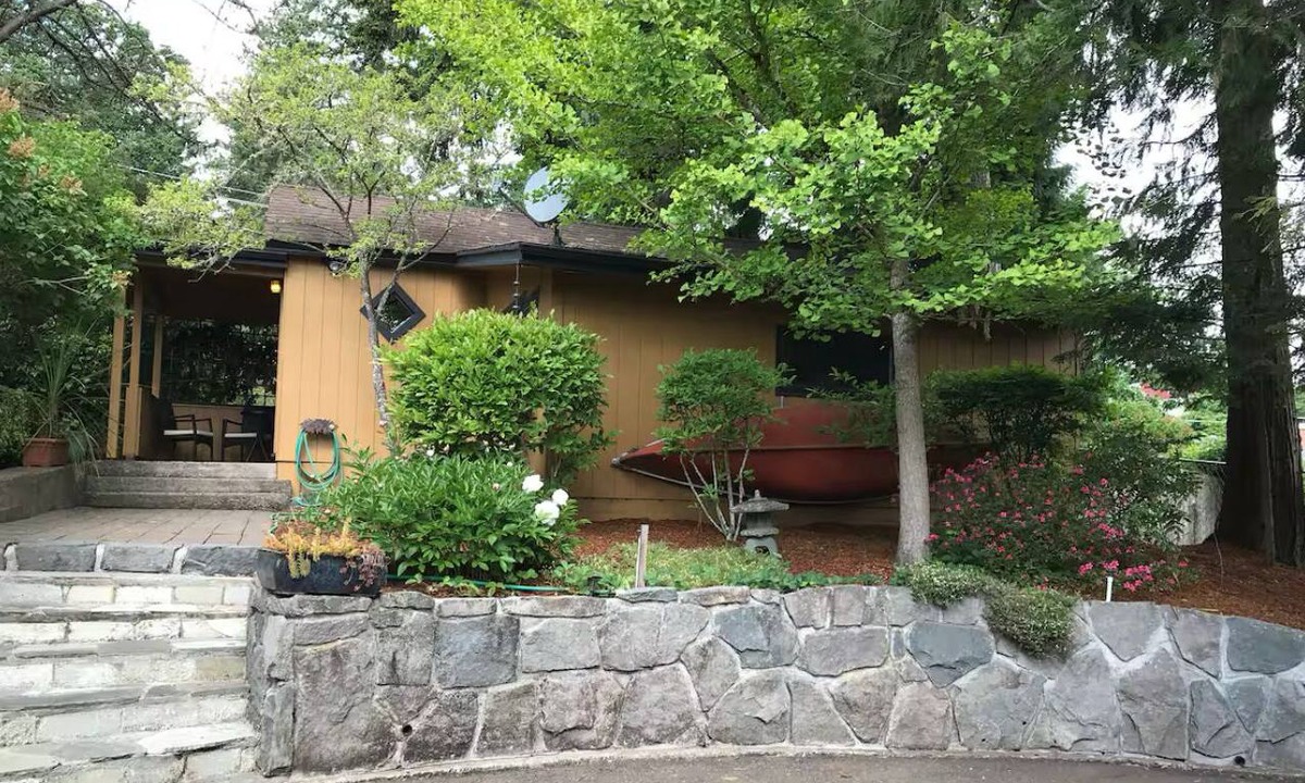 West Salem Apartment | Private Guesthouse with parking in front Queen bed close to wine tasting