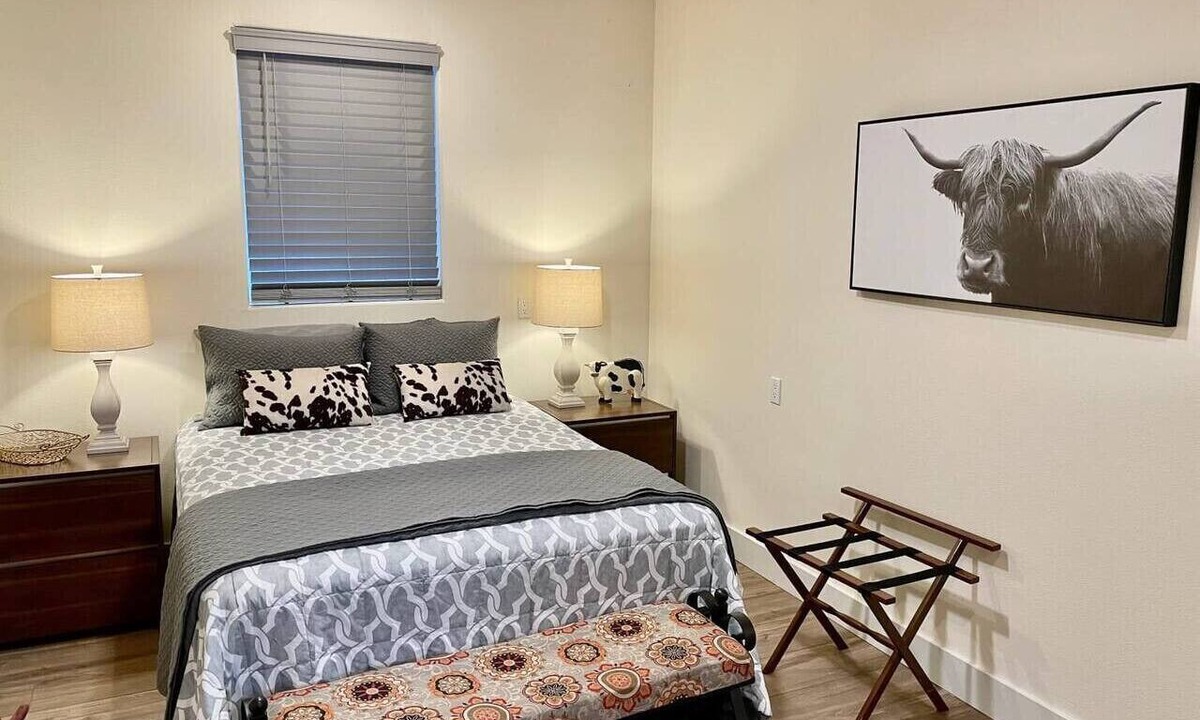 Ahwahnee Apartment | Private Hot Tub - BBQ - Sleeps 2 - Crazy Cow