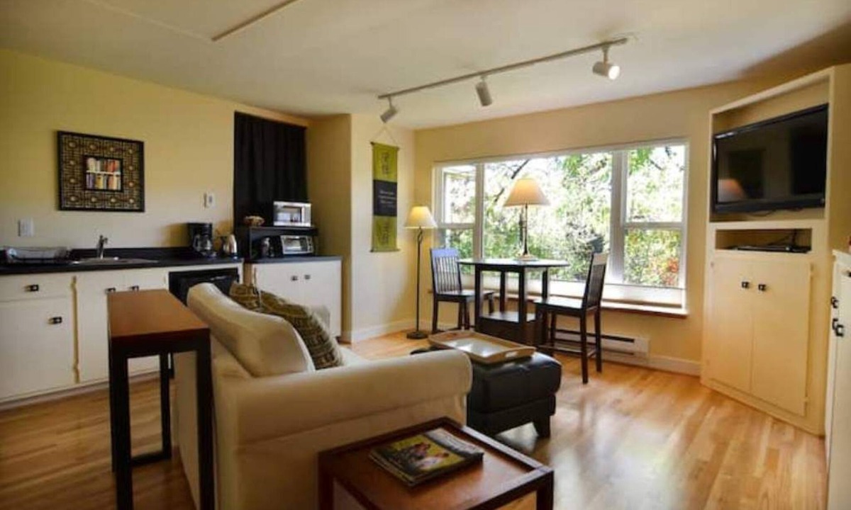 Amazon Apartment | Private & Light - Walk to U of O!