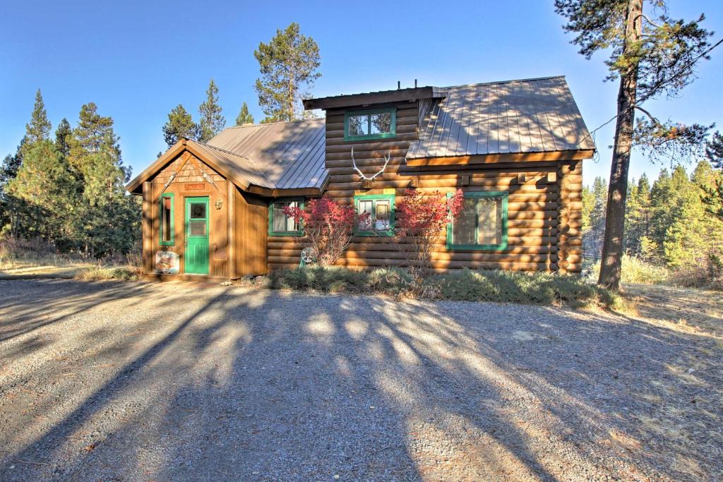 Oregon Water Wonderland House | Private Log Cabin in Bend with Deschutes River View!