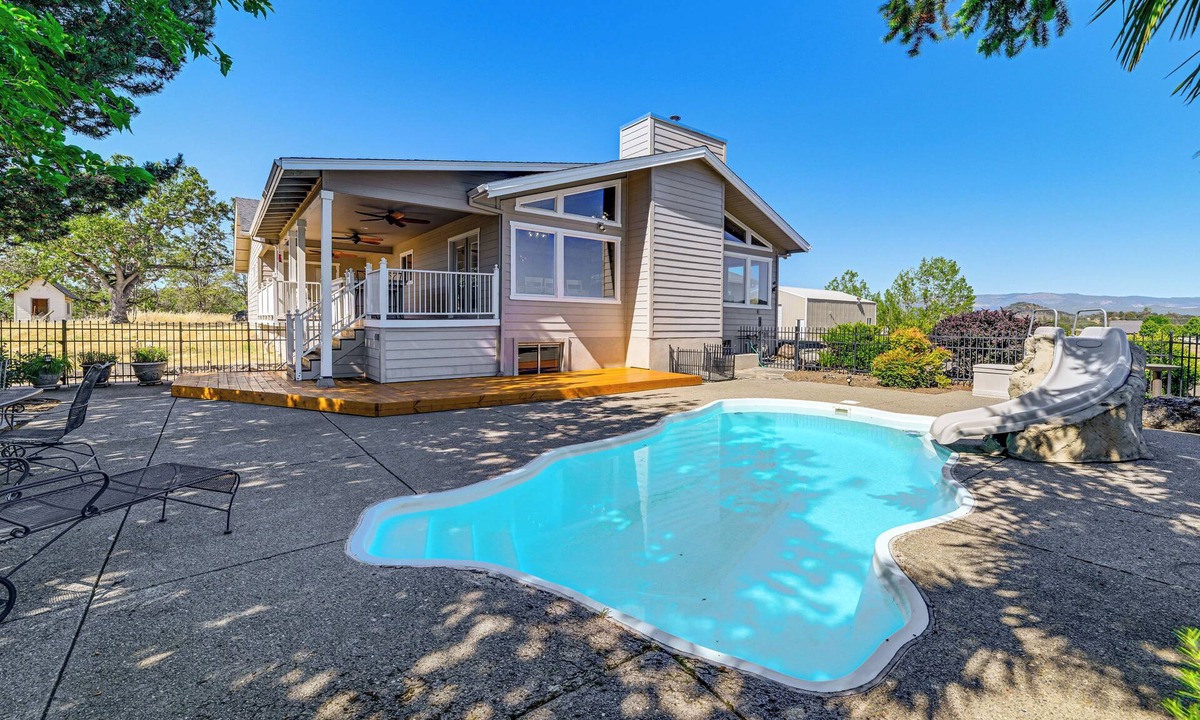 Eagle Point House | Private Mtn-View Pool! Rogue River Valley Escape