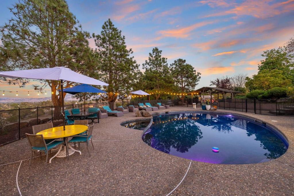 Cotati Villa | Private Pool & Large Deck: Modern Cotati Villa!