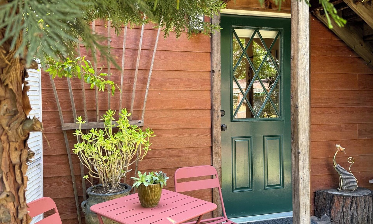 Jacksonville Apartment | Private suite in Historic Jacksonville's I930's Log home for one person.