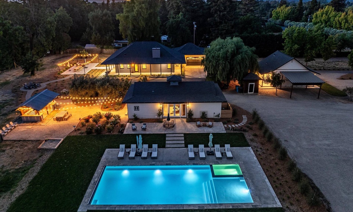 Vineburg House | Private Villa on 4.3 Acre Estate Pool + Hot Tub + Yoga Room Close to Sonoma DT