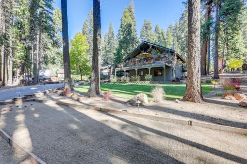 Lake Almanor Country Club House | Quiet Cabin w/Deck: Near Lake Almanor!