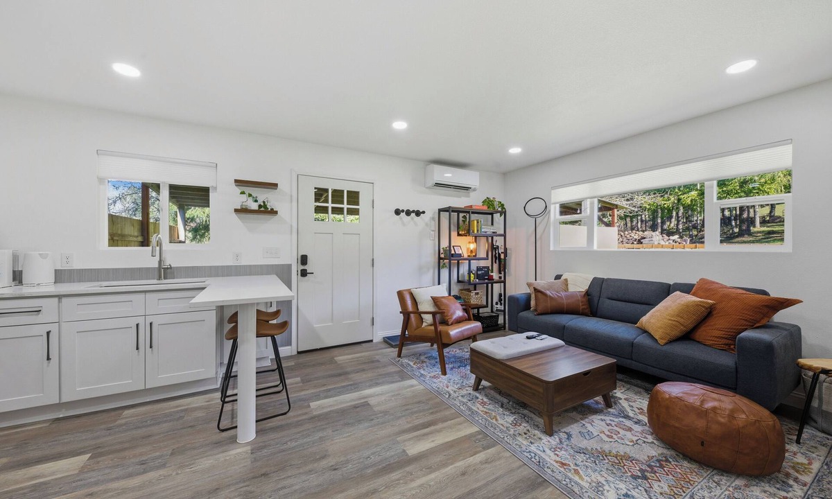 Sheridan Cottage | Quiet Modern Farm Retreat - 30+ Day Stay for Creatives & Couples - Work Friendly