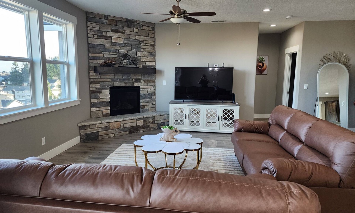 Sunnyslope House | Quiet Modern Home in South Salem with Game Room + 3 Bedrooms