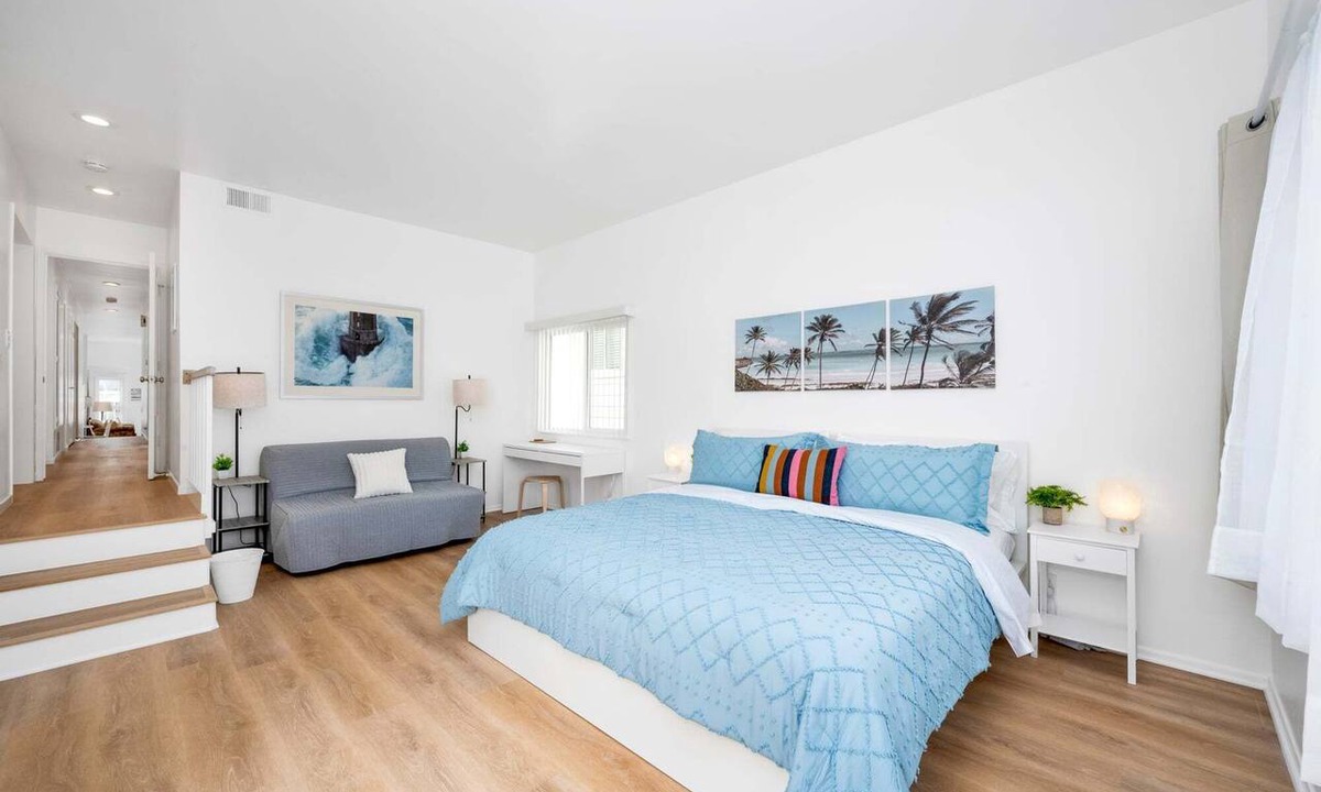 Newport Shores Apartment | Quiet Newport Home w/2 Kings/Office/Walk to Ocean