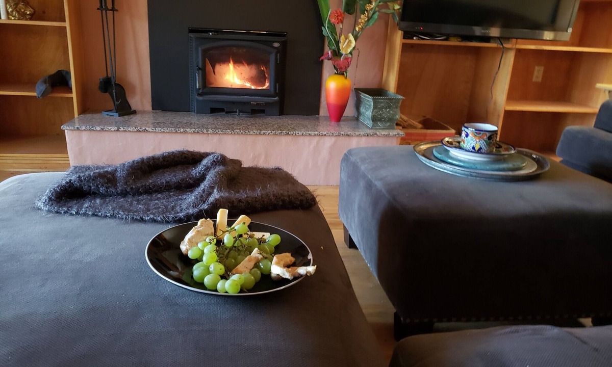Western House | Quiet private garden home 2 queen brms, huge kitchen. Feel right at home.