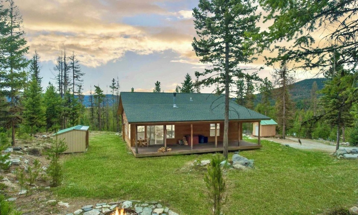 Marion Cottage | Quiet, wooded cottage in Marion perfect for relaxing stays