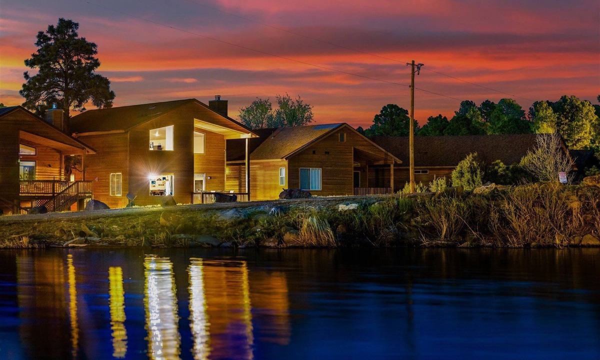 Pinetop-Lakeside Cabin | Rainbow Lake Cabin · Lakefront with Kayaks · Sleeps 10 · Dogs Welcome