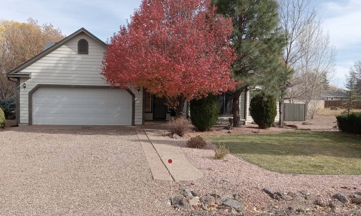 Pinetop-Lakeside House | Rainbow Lake home in gated community with boats, hot tub, Tesla EV and lake acc