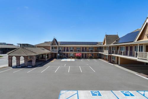 Downtown Hotel | Ramada Bayside Inn & Suites Eureka