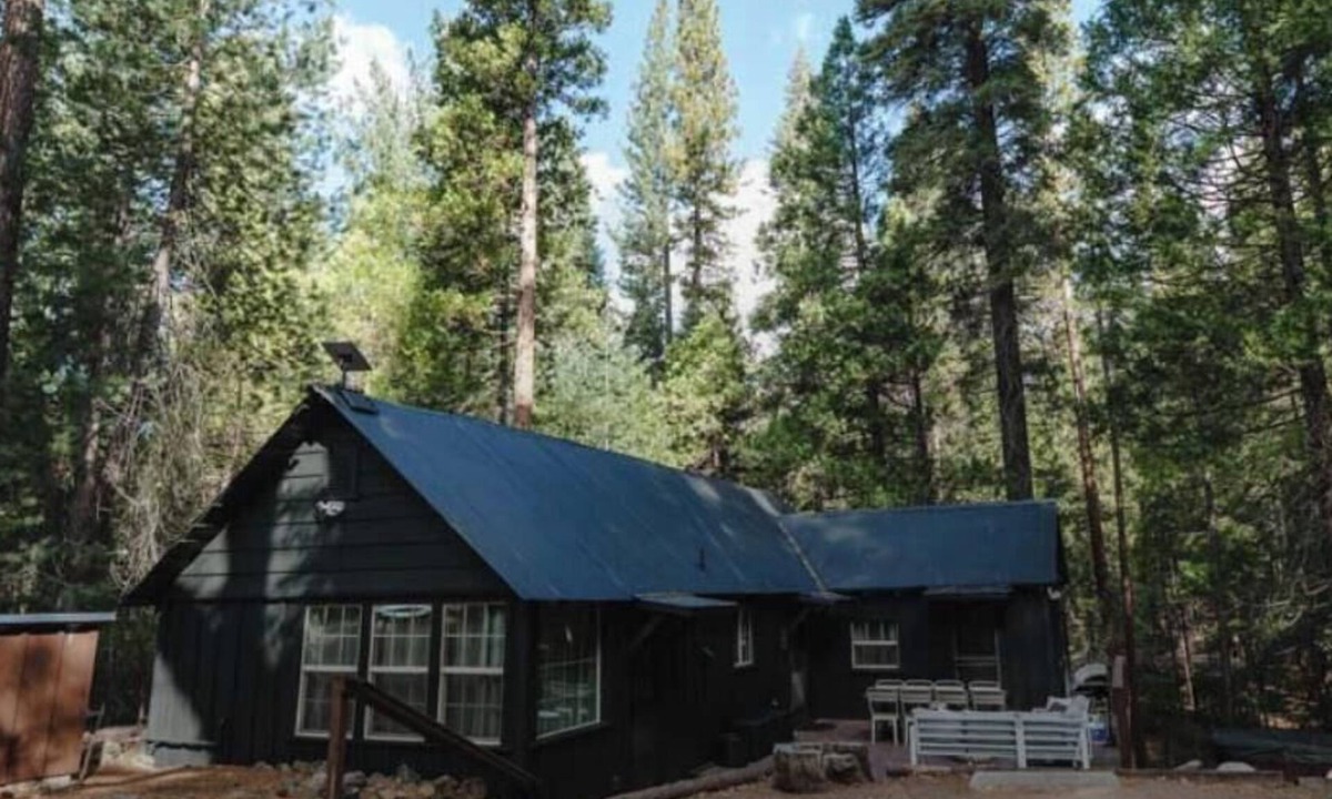 North Wawona House | Rare Stay Inside Yosemite NP: Luxury Cabin with Hot Tub, A/C, Wi-Fi