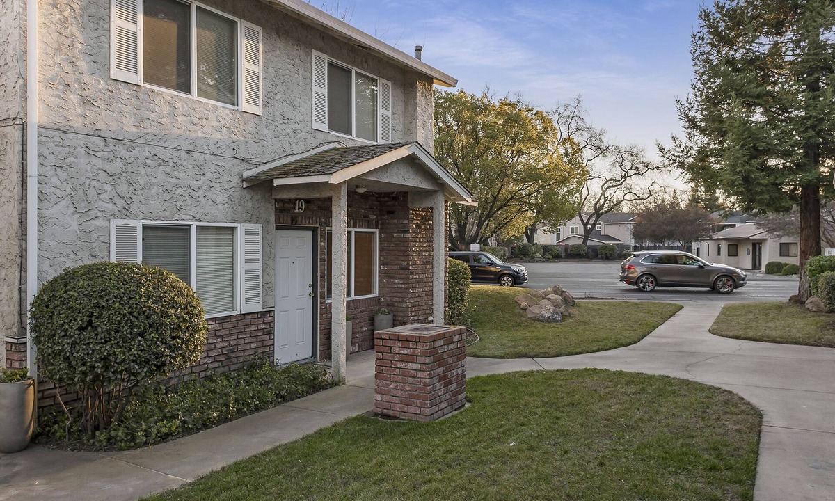 Chico House | Recently Furnished Brick Townhome Near Chico State