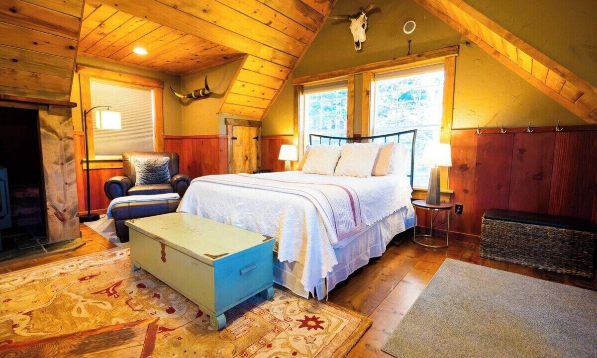 Newberg House | Red Hills Retreat — Upper Carriage House