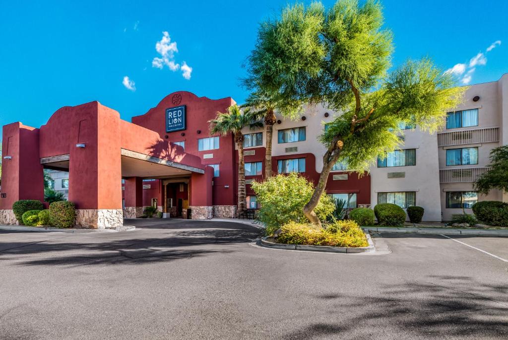 Palm Valley Hotel | Red Lion Inn & Suites Goodyear Newly Renovated