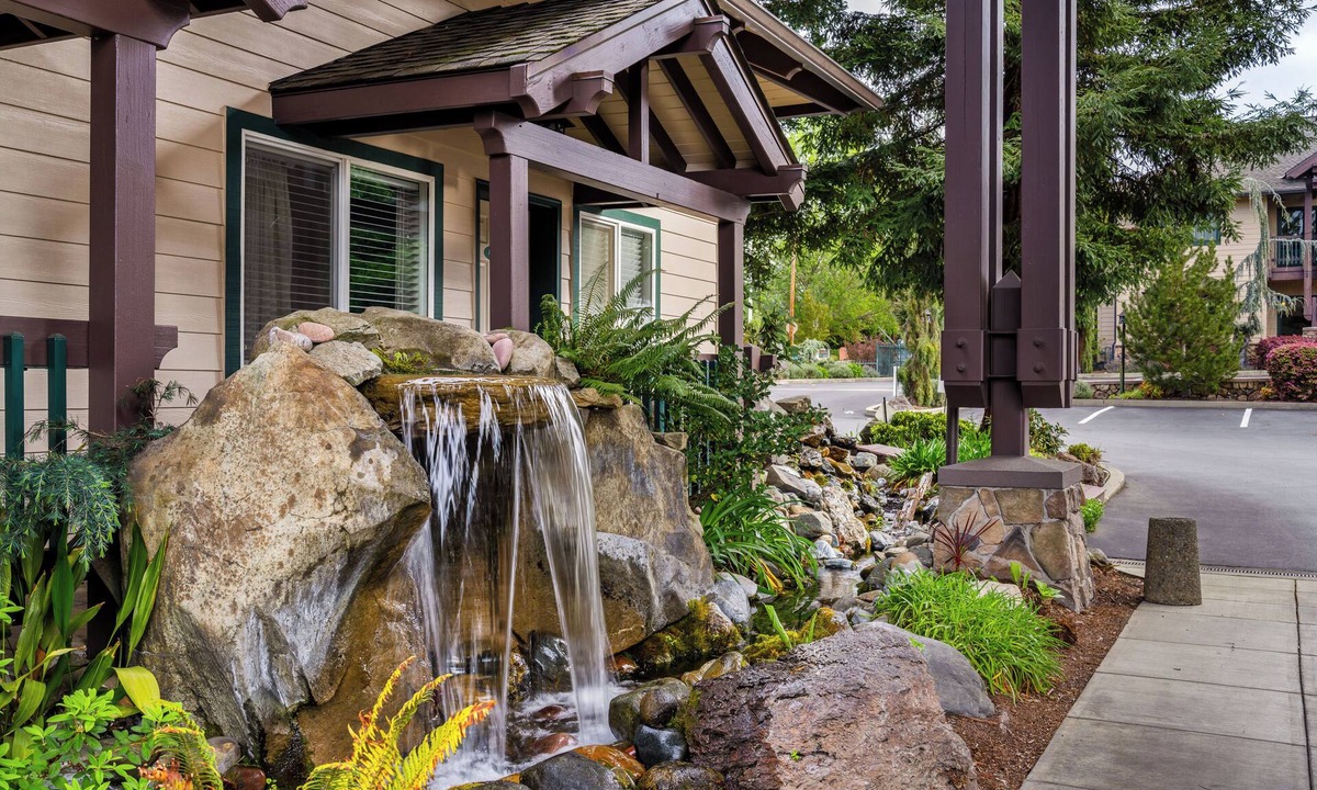 Grants Pass Hotel | Redwood Garden Inn
