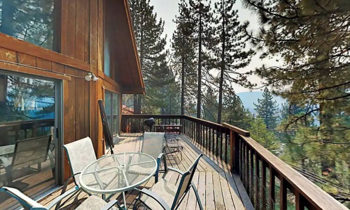 Truckee House | Relax and Enjoy the Beautiful Mountain Views
