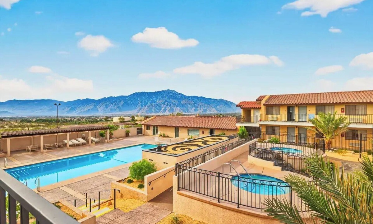 Desert Hot Springs Hotel | RELAX HOTEL AND SPA