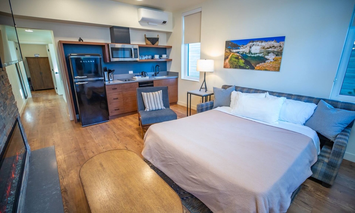 Mammoth Lakes Hotel | Relax in 3 Spacious Alpine Units with Shuttle, Gear Rentals & Sherwin Lakes