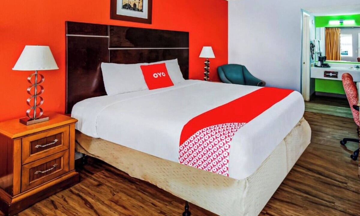 Ridgecrest Hotel | Relax in a Pet Friendly Room with King Bed and Essentials in Ridgecrest