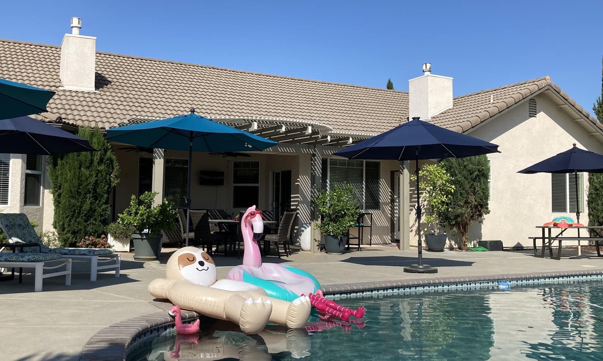 Atascadero House | Relaxing and Inviting Home, 2 Prime Suites, seasonally heated pool on 2.5 acre.