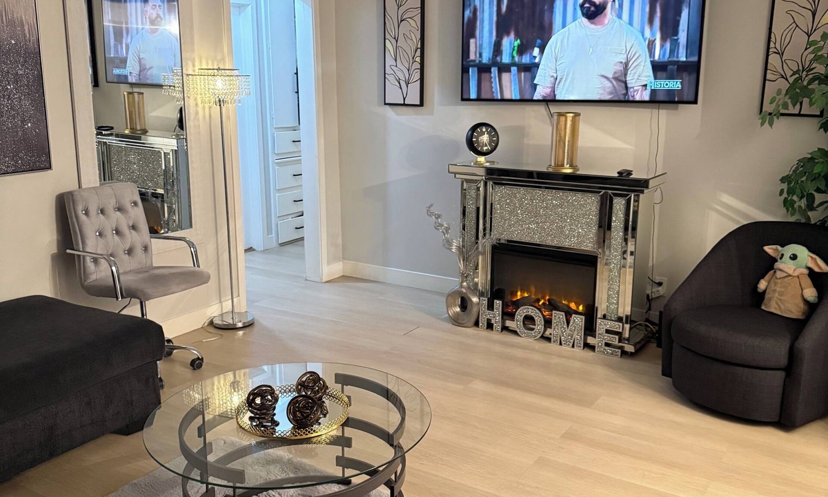 Upland House | Relaxing Cozy Back House with Backyard