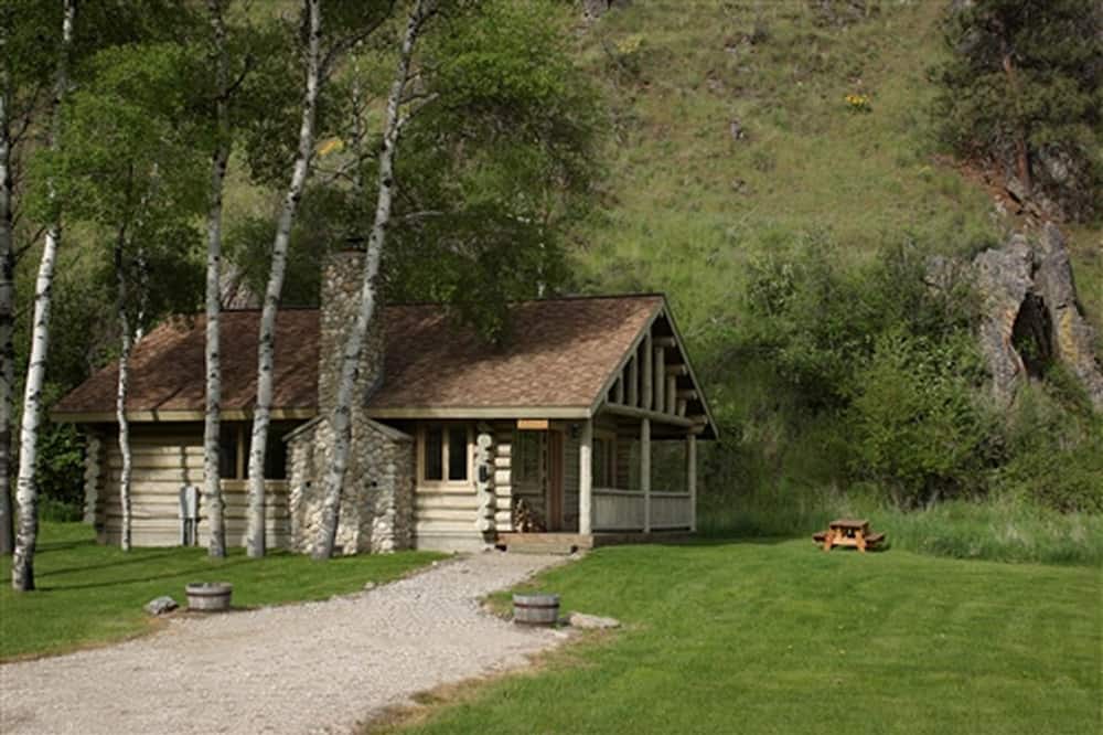 Darby Cabin | Relaxing Glamping Vacation: Fantastic Log Cabin in Darby, MT