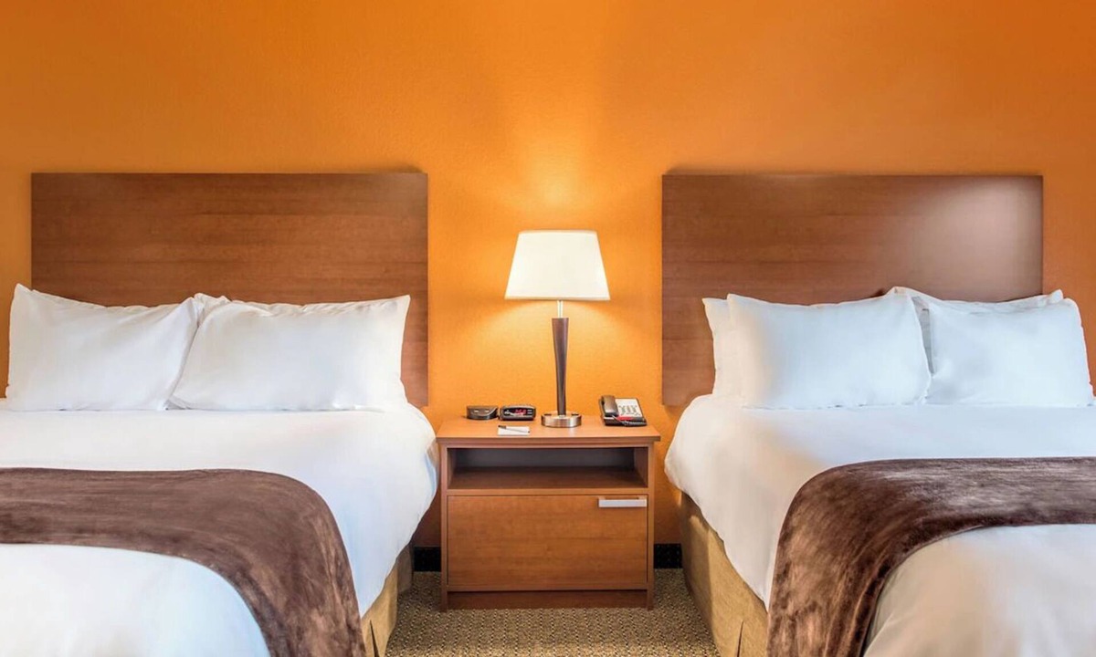 West Valley City Hotel | Relaxing Room w/In-Room Kitchen & Comfy Bedding! Near Maverik Center! Pets Allo