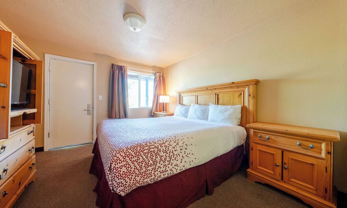 Madras Hotel | Relaxing Room w/Free Parking, Pet-Friendly, Madras Aquatic Center - 1.5 mi away