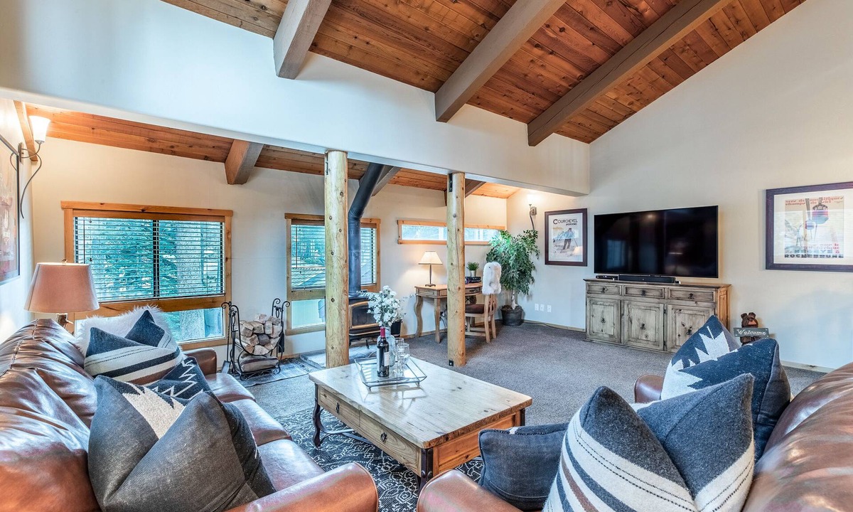 Mammoth Lakes Condo | Remodeled Cabin, Near The Village & Trails, Complex Pool & Hot Tub