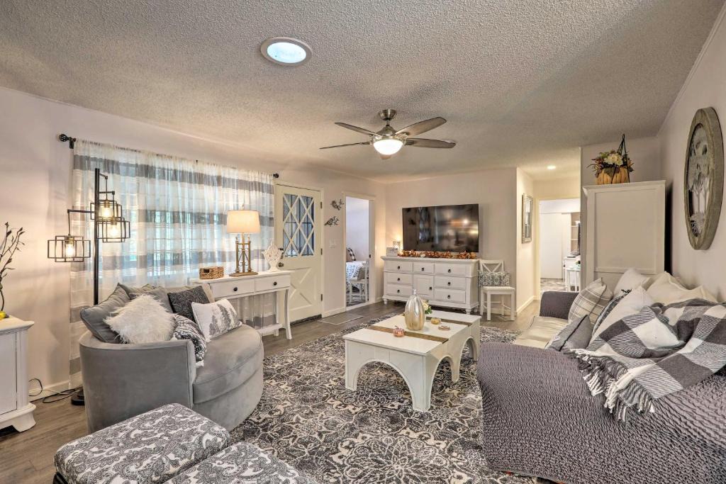Munds Park House | Renovated Cottage w/Fire Pit in Munds Park!