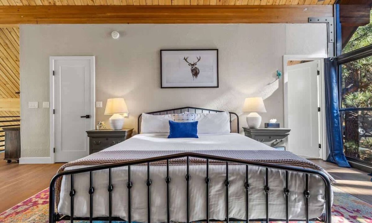 Flagstaff House | Renovated | Famous Cabin | Hot Tub | AC | Mtn View