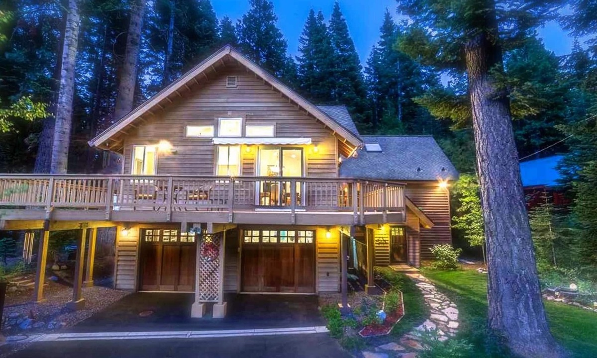 Homewood House | Renovated, next to ski resort, access private beach 3min away