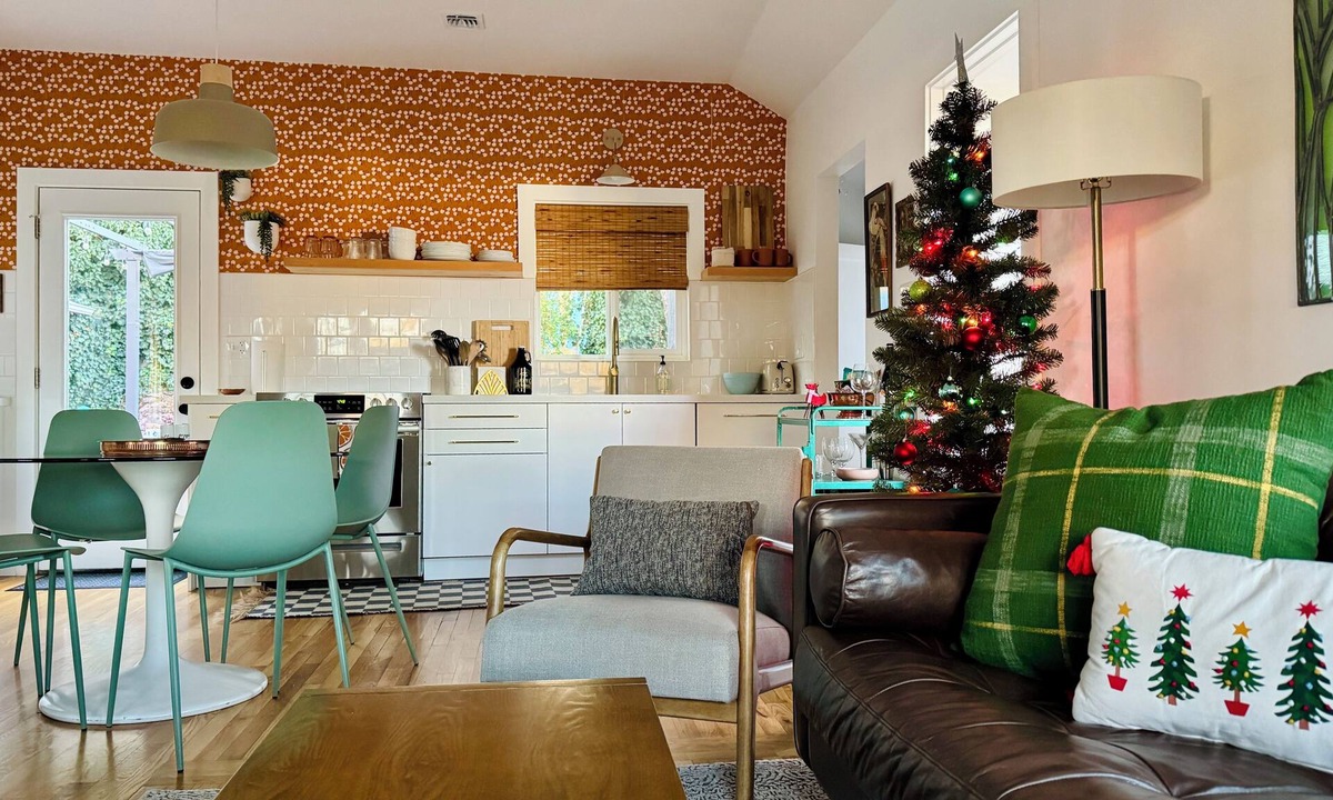 Prescott House | Renovated Retro Bungalow - Walk to Downtown!