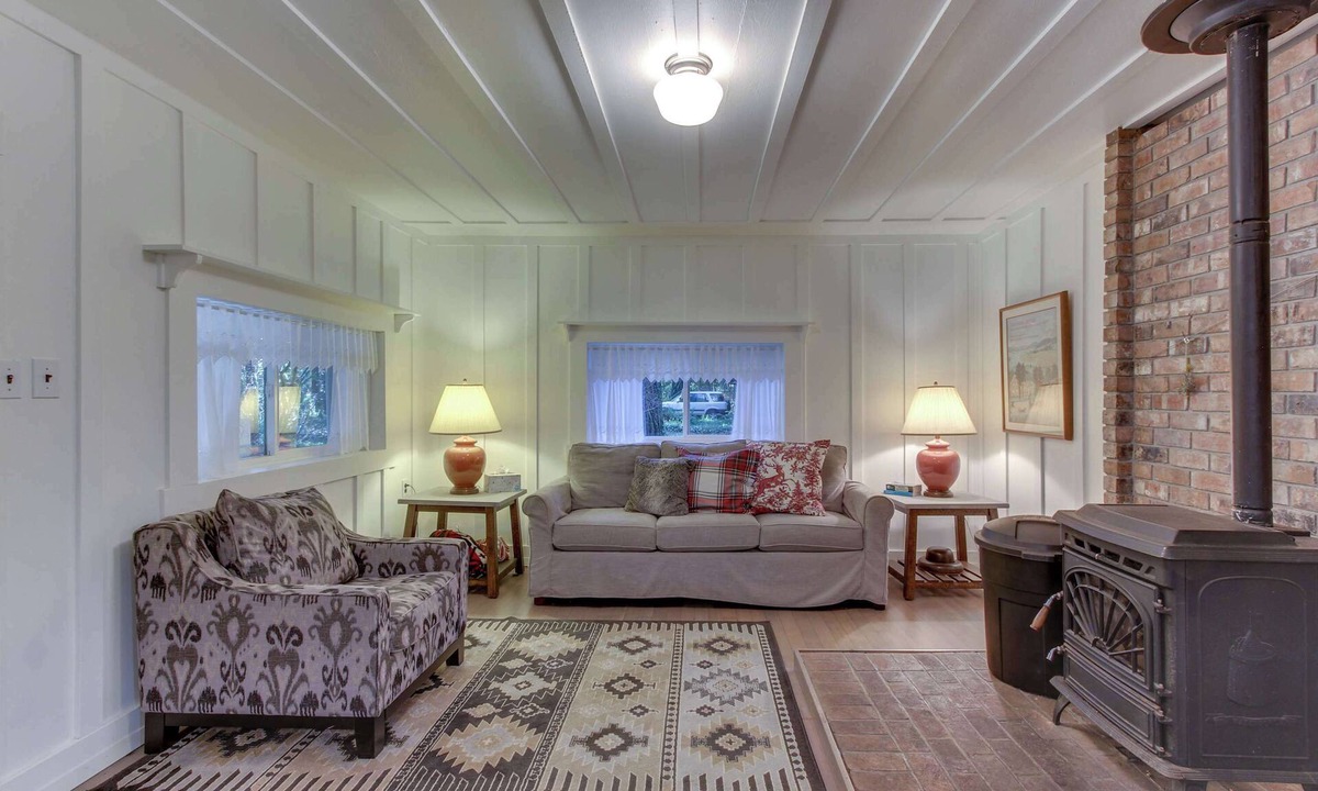 McKenzie Bridge House | Restored log cabin with classic porch - near river, trails, hot springs, & more