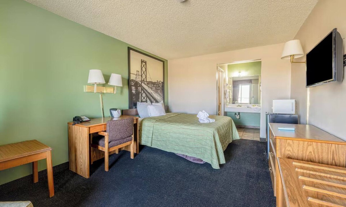 Barstow Hotel | Restored Retro Room Deluxe King Bed Steps Away from Iconic Route 66 Attractions