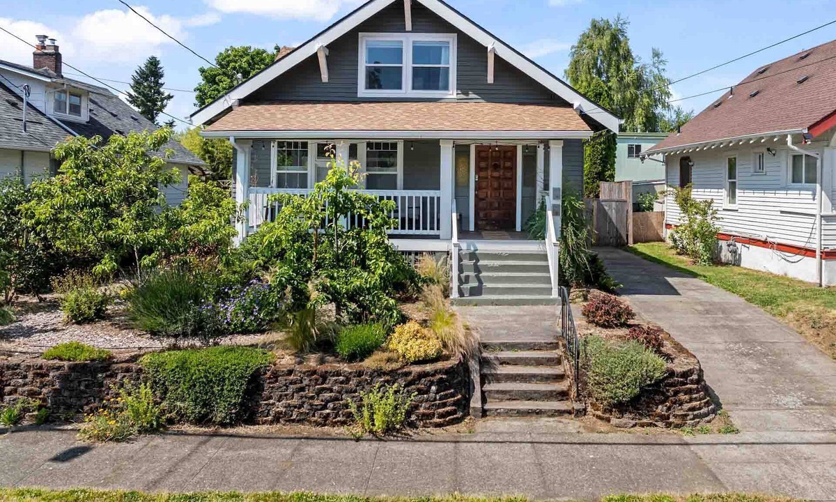Foster - Powell House | Rhone Retreat: Luxury Craftsman w/Steam Shower, Hot Tub, & Pool Table, BBQ, Walk to Everything