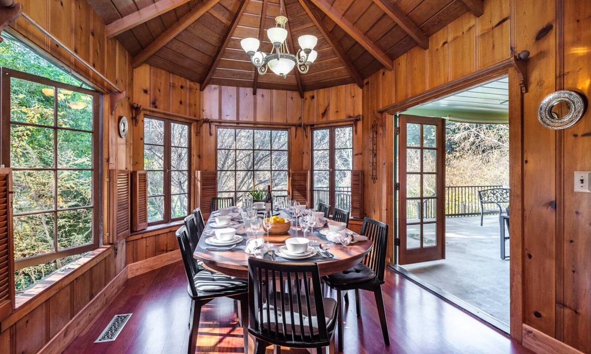 Northwood Villa | Rivendell ~ Lovely Riverfront Home, Classic Style with Modern Amenities