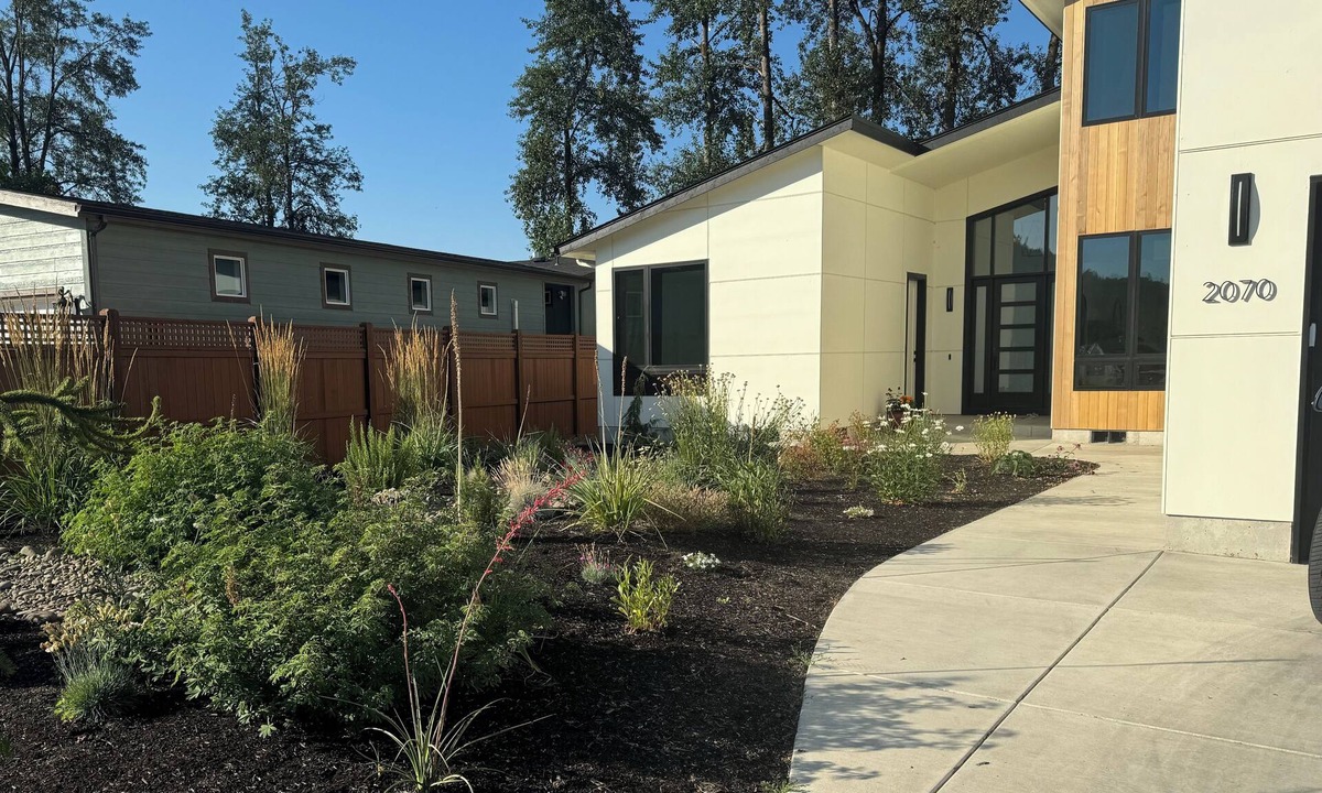 Springfield Apartment | River Front! One bedroom fully furnished apt 4 miles from Autzen Stadium.