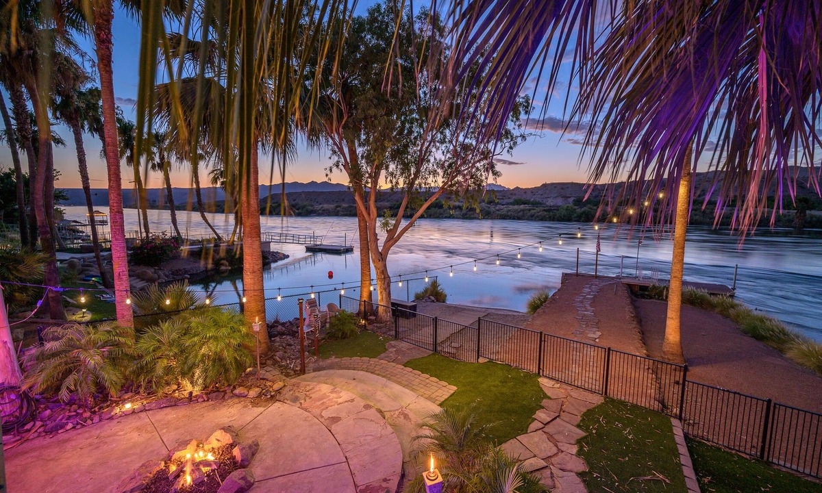 Bullhead City House | Riverfront Beach Resort 5BDR+Casita & Bar on River