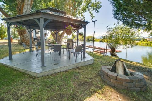 Chiloquin Apartment | Riverfront Resort Cabin ~ 21 Mi to Crater Lake NP!