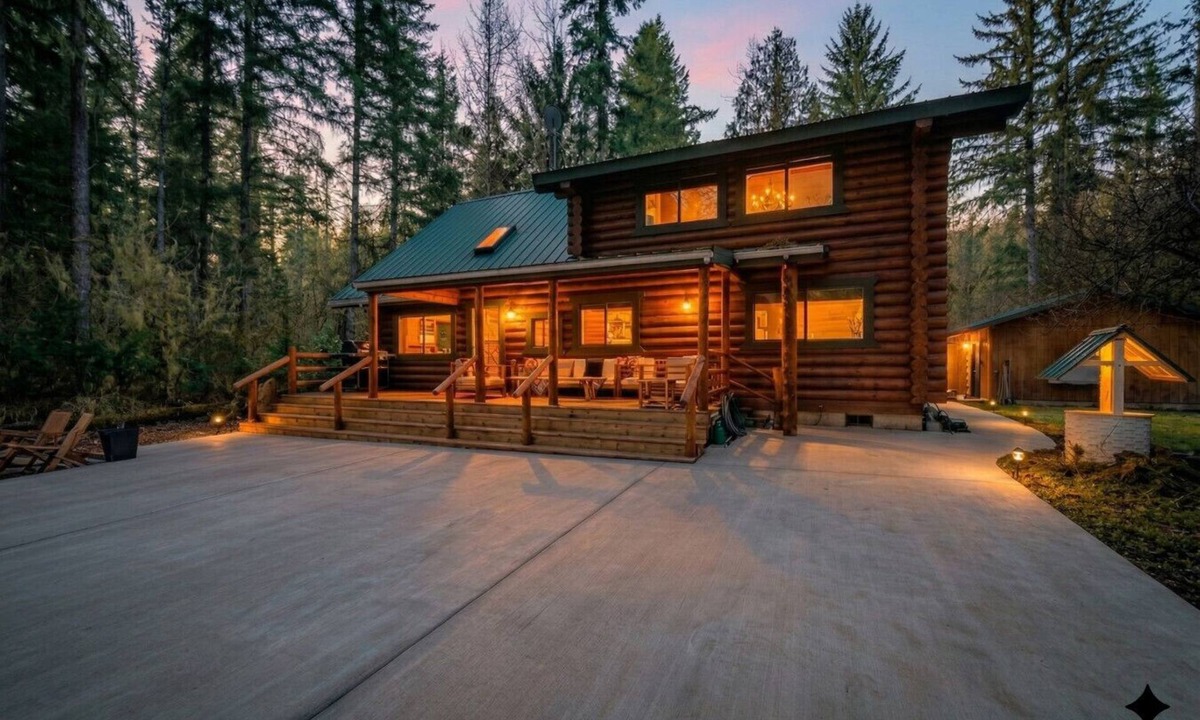 Verlot Cabin | Riverfront retreat with sauna & hot tub 3B2Ba