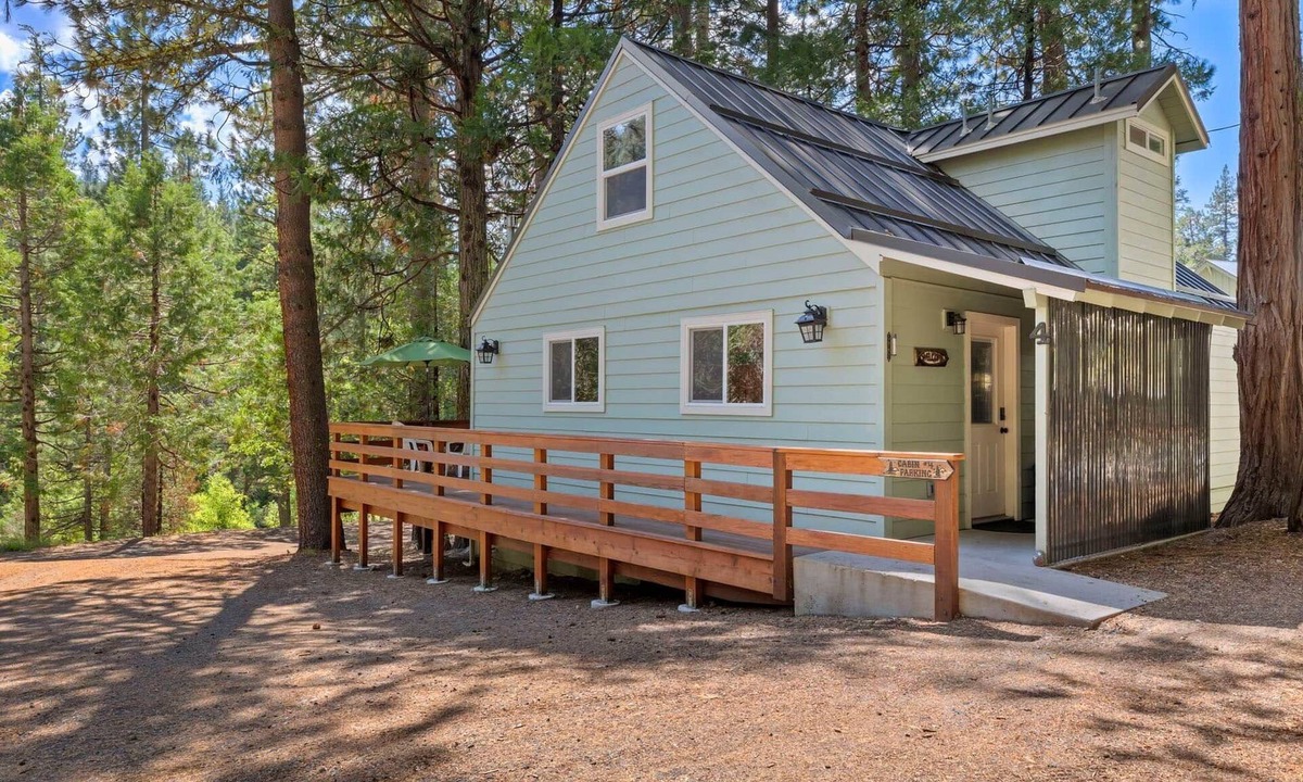 Strawberry House | Rivers Resort Cabin #4