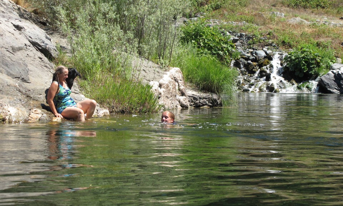 Orleans Cabin | Riverside cabin in the Klamath Mountains